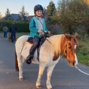 Pferdeglück & Kinderlachen: Reitpädagogische Erlebnistage mit Herz, Spiel & Natur